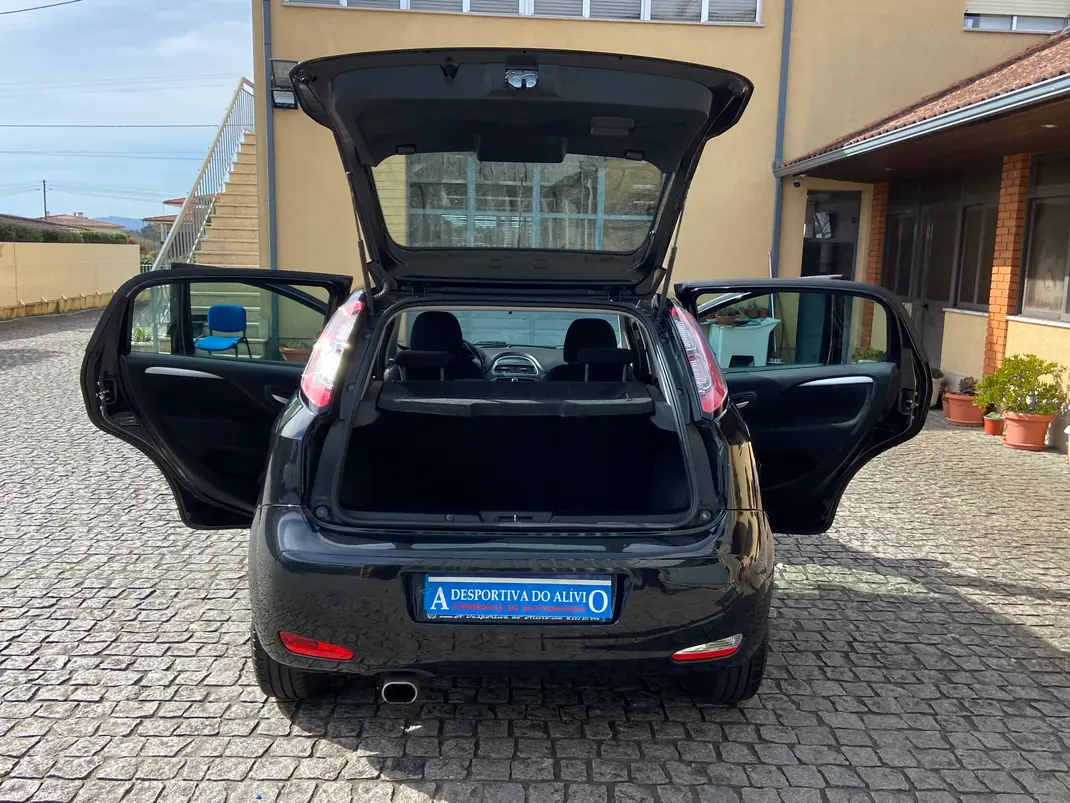 Fiat Punto 2014 - 7890 EUR, 176200 km - AUTO.MOTO.pt - 176200km - foto 6 de 14