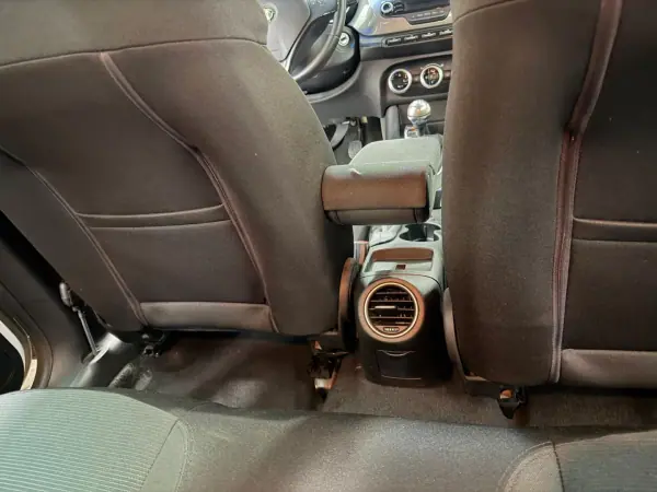 Alfa Romeo Giulietta 2011 - 7500 EUR, 209000 km - AUTO.MOTO.pt - 209000km - foto 20 de 21