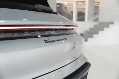 Porsche Taycan Sport Turismo 2024 - 74950 EUR, 55673 km - AUTO.MOTO.pt - 55673km - foto 12 de 57