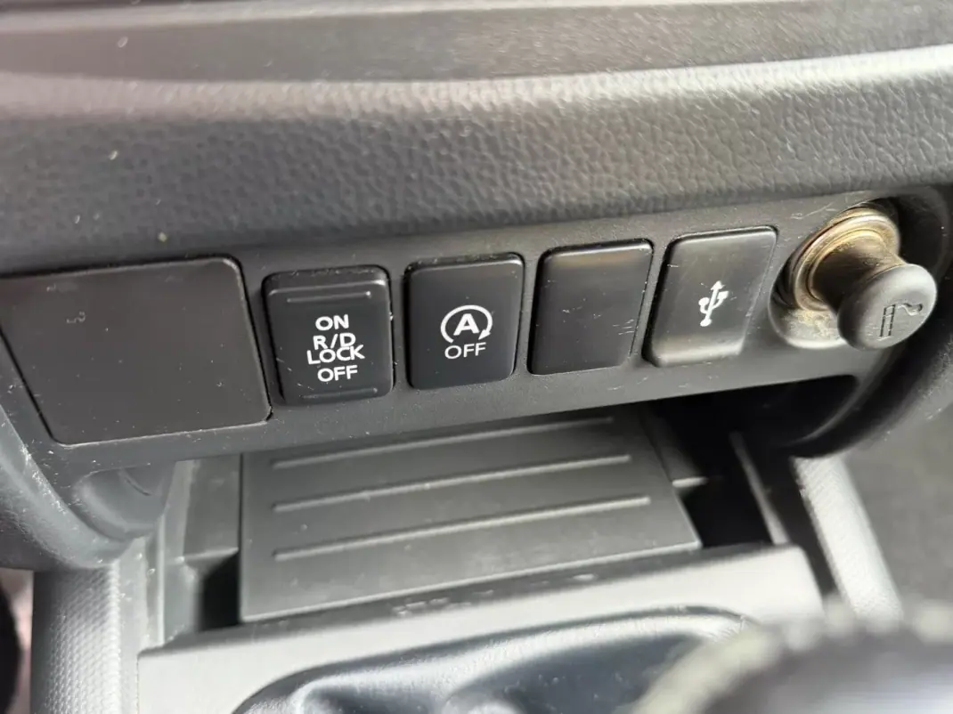 Mitsubishi L200 2.4 DI-D CE 3LUG Club Invite 4WD 2019 - 22900 EUR, 126907 km - AUTO.MOTO.pt - 126907km - foto 9 de 18