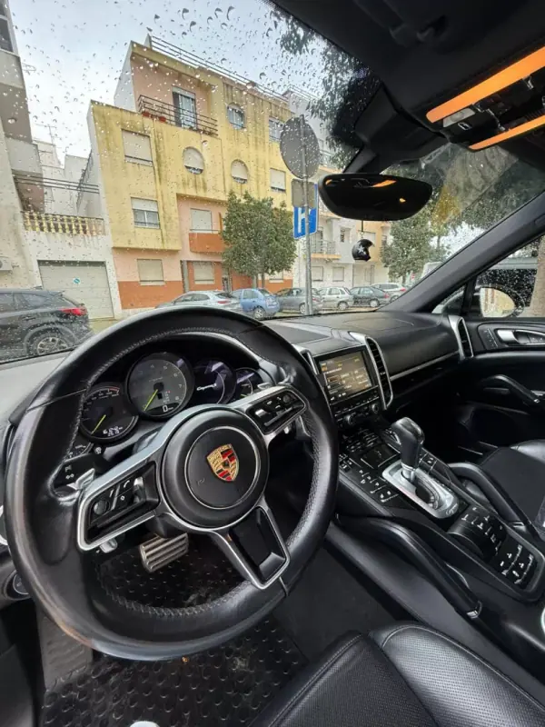 Porsche Cayenne 2011 - 39500 EUR, 162000 km - AUTO.MOTO.pt - 162000km - foto 16 de 18