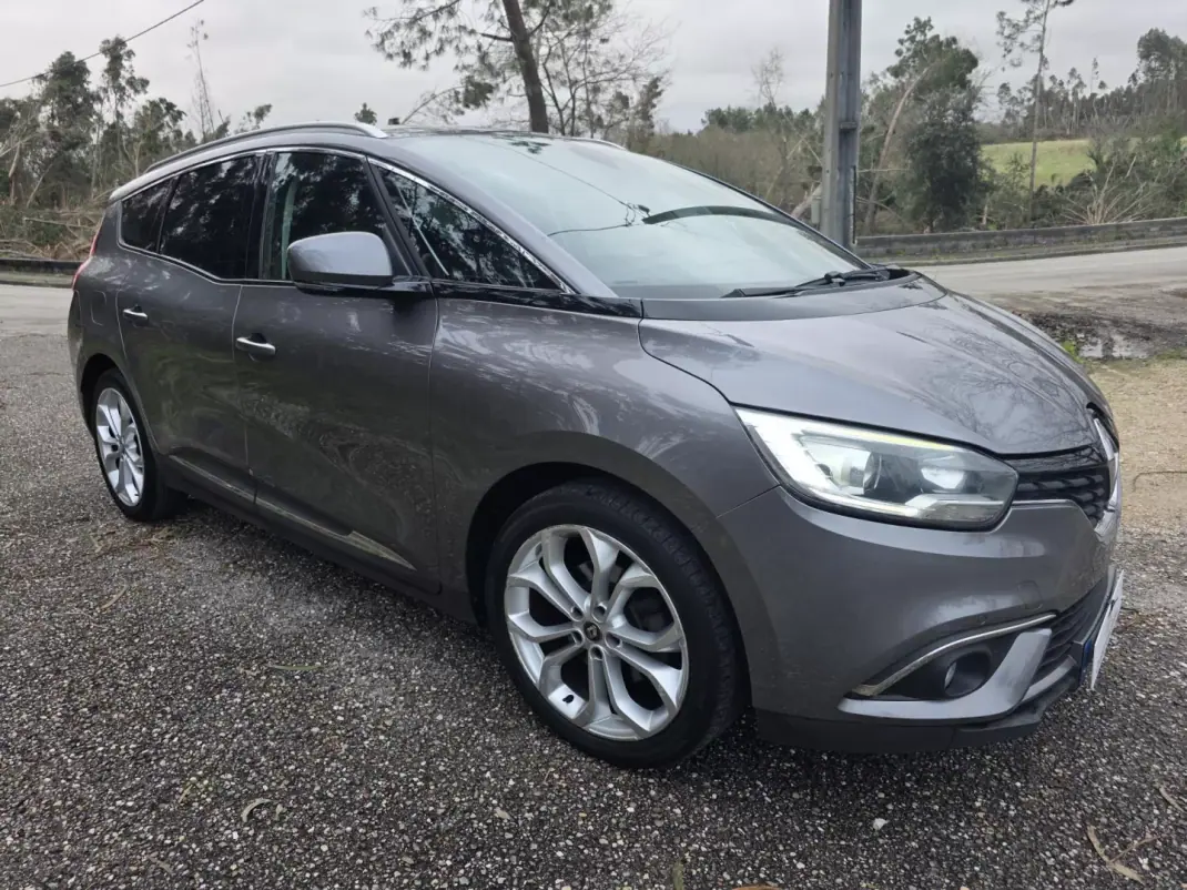 Renault Grand Scénic 2017 - 12750 EUR, 320000 km - AUTO.MOTO.pt - 320000km - foto 13 de 40