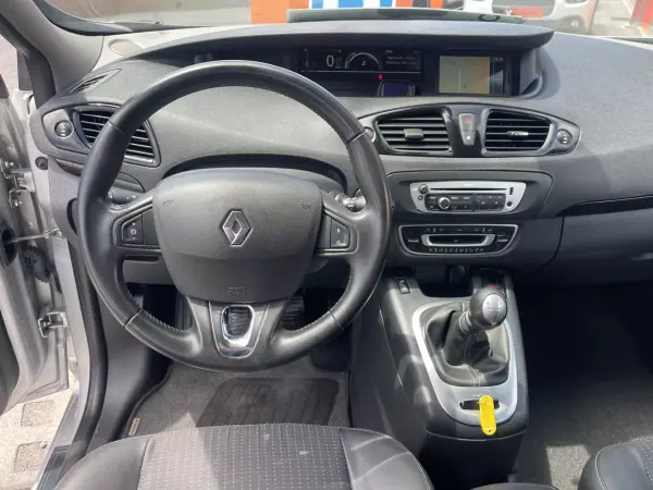 Renault Grand Scénic 2014 - 9950 EUR, 118241 km - AUTO.MOTO.pt - 118241km - foto 11 de 13