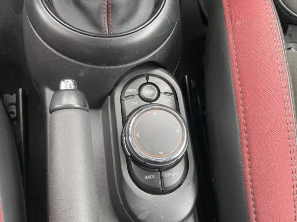 MINI John Cooper Works 2018 - 25750 EUR, 130063 km - AUTO.MOTO.pt - 130063km - foto 15 de 18