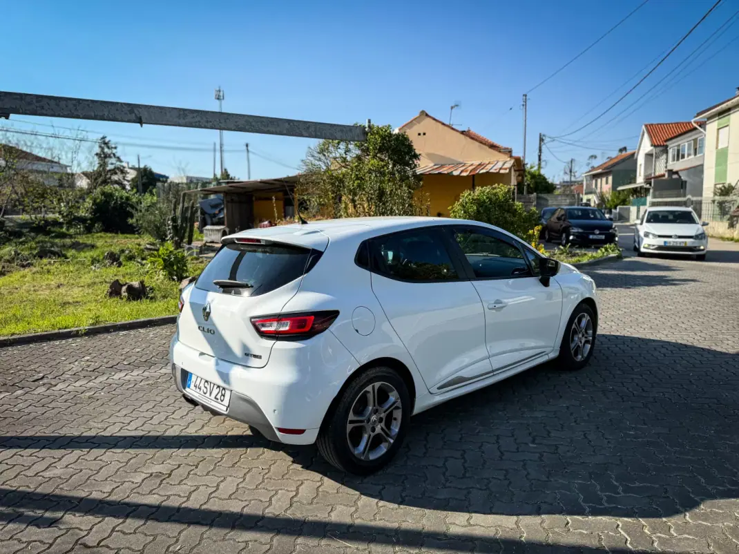 Renault Clio 2017 - 10500 EUR, 107000 km - AUTO.MOTO.pt - 107000km - foto 12 de 12
