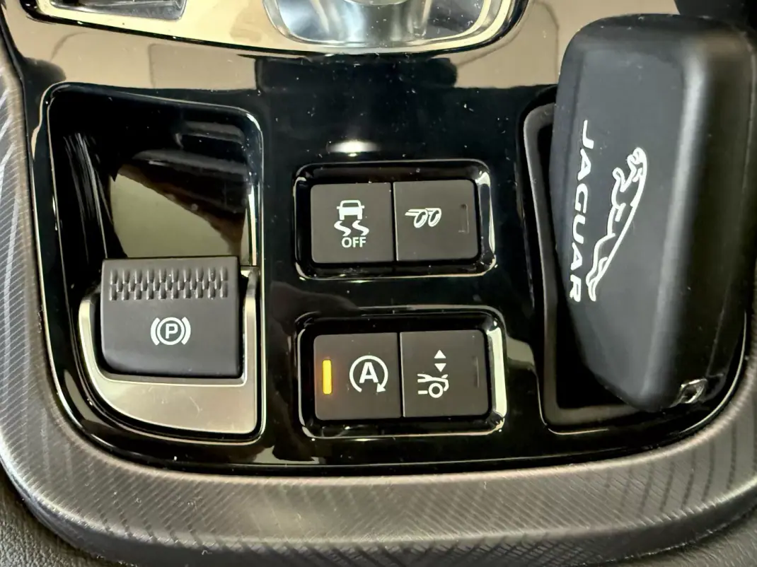 Jaguar F-Type 2018 - 46000 EUR, 64300 km - AUTO.MOTO.pt - 64300km - foto 121 de 135