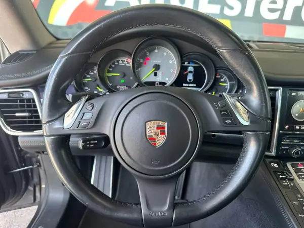 Porsche Panamera 2015 - 39900 EUR, 124815 km - AUTO.MOTO.pt - 124815km - foto 18 de 41