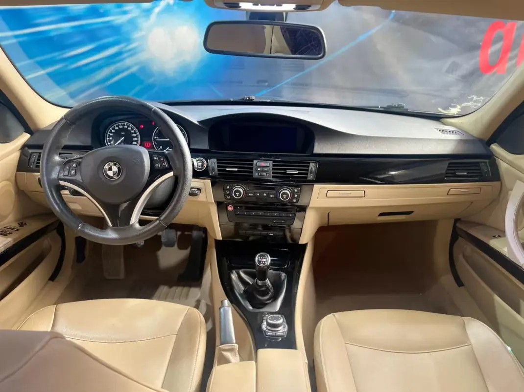 BMW 318 2010 - 10999 EUR, 181000 km - AUTO.MOTO.pt - 181000km - foto 30 de 46