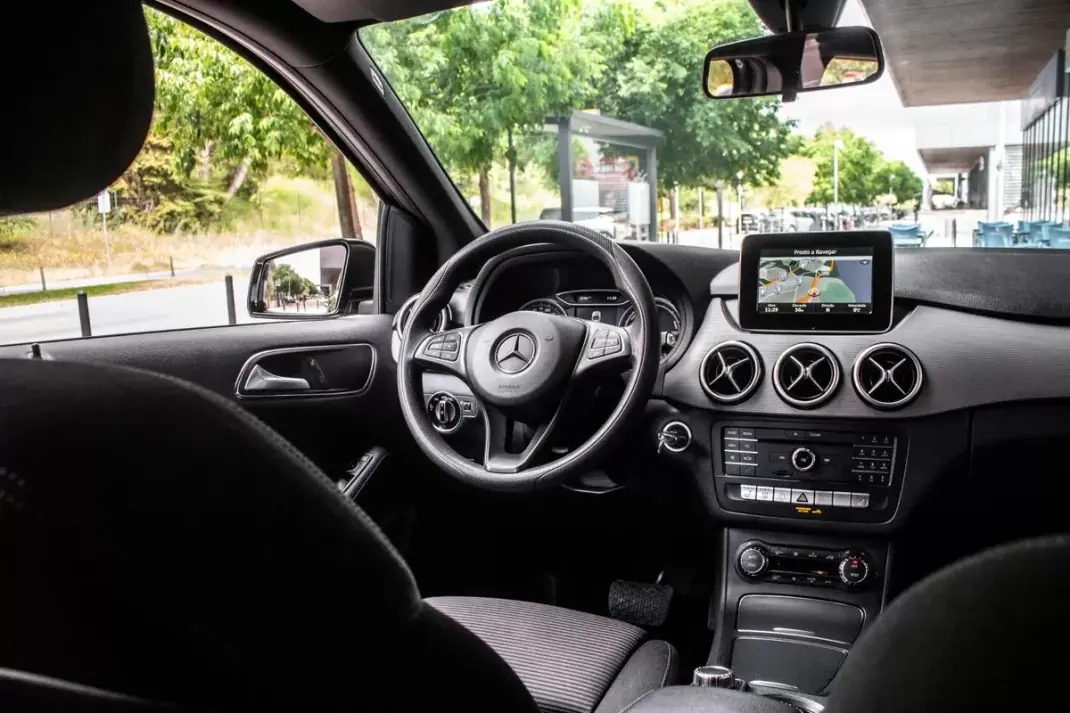 Mercedes-Benz B 250 2017 - 13990 EUR, 87144 km - AUTO.MOTO.pt - 87144km - foto 32 de 42