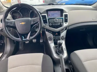 Chevrolet Cruze 2013 - 10750 EUR, 115000 km - AUTO.MOTO.pt - 115000km - foto 13 de 42