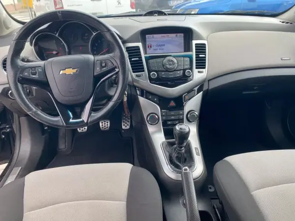 Chevrolet Cruze 2013 - 10750 EUR, 115000 km - AUTO.MOTO.pt - 115000km - foto 13 de 42