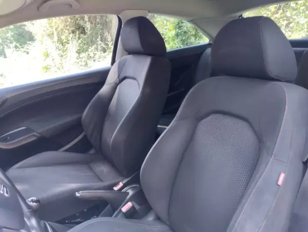 SEAT Ibiza 2014 - 12250 EUR, 200000 km - AUTO.MOTO.pt - 200000km - foto 17 de 26