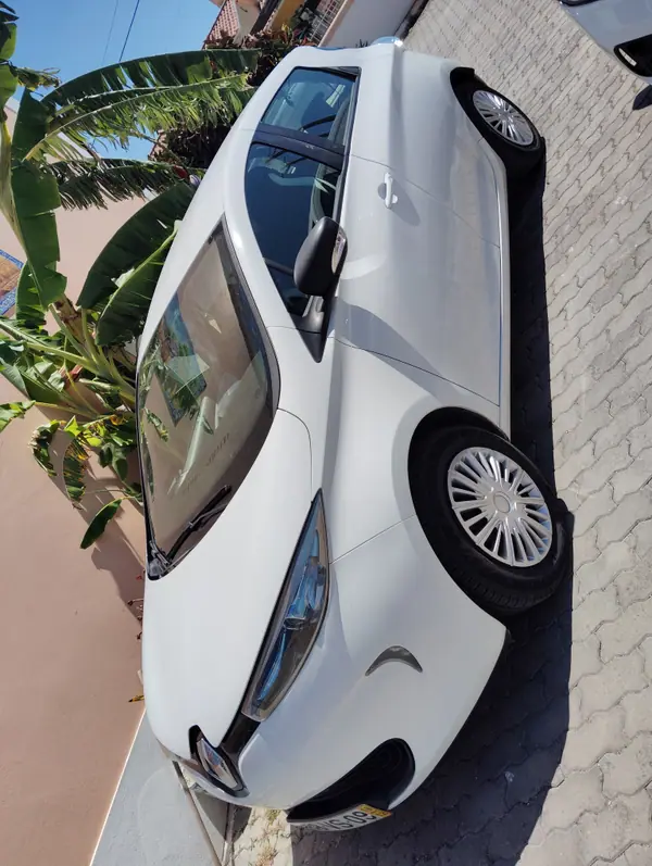 Renault Zoe 2018 - 9000 EUR, 135000 km - AUTO.MOTO.pt - 135000km - foto 2 de 6