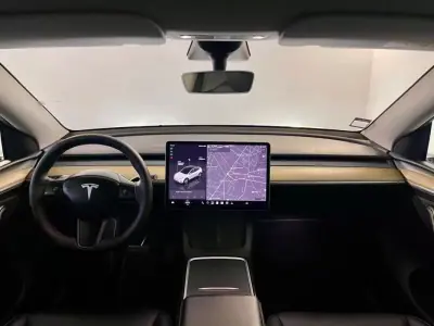 Tesla Model Y 2023 - 35450 EUR, 75000 km - AUTO.MOTO.pt - 75000km - foto 5 de 39