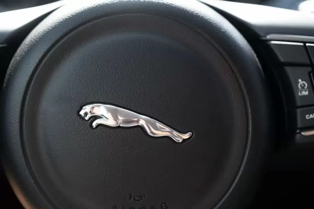 Jaguar E-Pace 2018 - 23900 EUR, 128980 km - 128980km - foto 18 de 29