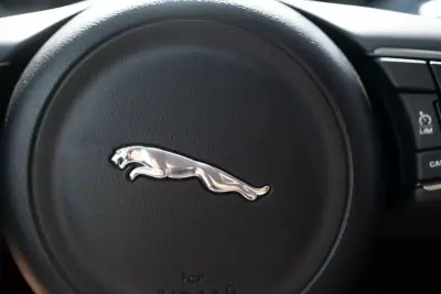 Jaguar E-Pace 2018 - 22900 EUR, 128980 km - AUTO.MOTO.pt - 128980km - foto 18 de 29