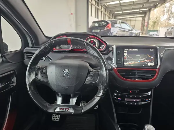 Peugeot 208 2015 - 16650 EUR, 121757 km - AUTO.MOTO.pt - 121757km - foto 29 de 38