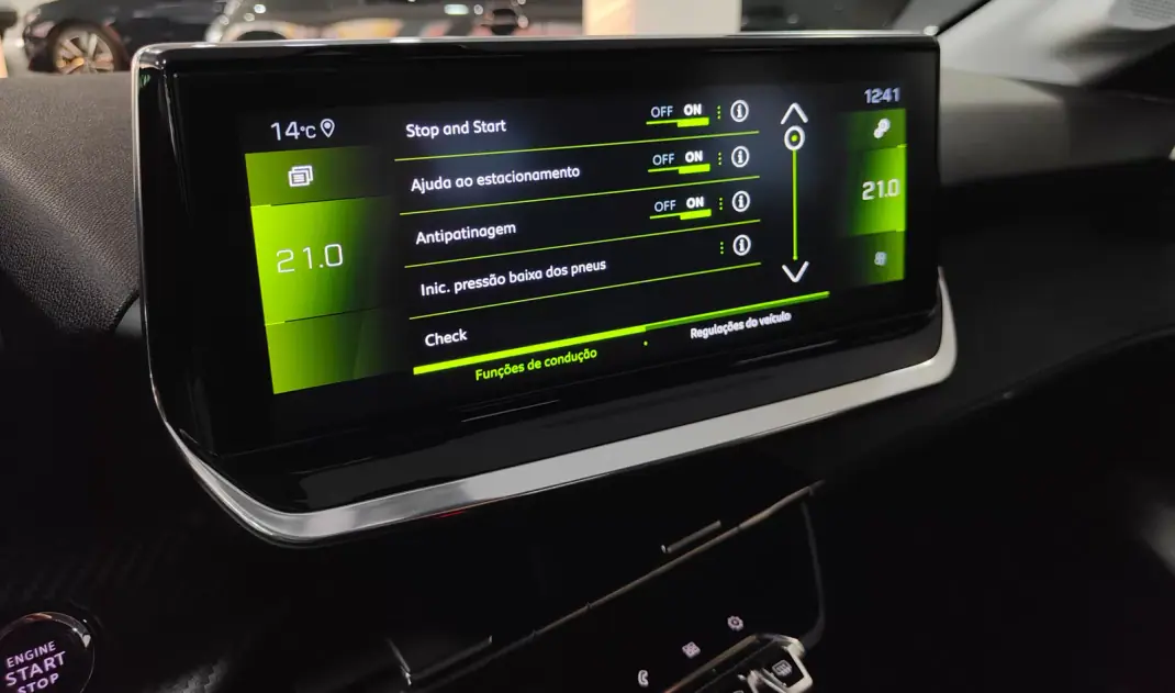 Peugeot 208 2019 - 14500 EUR, 90000 km - AUTO.MOTO.pt - 90000km - foto 52 de 60