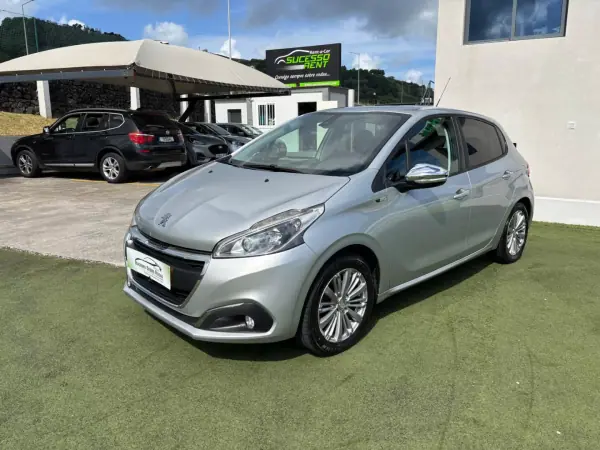 Peugeot 208 2017 - 11990 EUR, 95200 km - AUTO.MOTO.pt - 95200km - foto 4 de 12