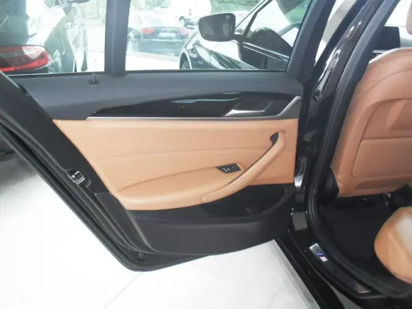 BMW 520 2017 - 26950 EUR, 80835 km - AUTO.MOTO.pt - 80835km - foto 5 de 38
