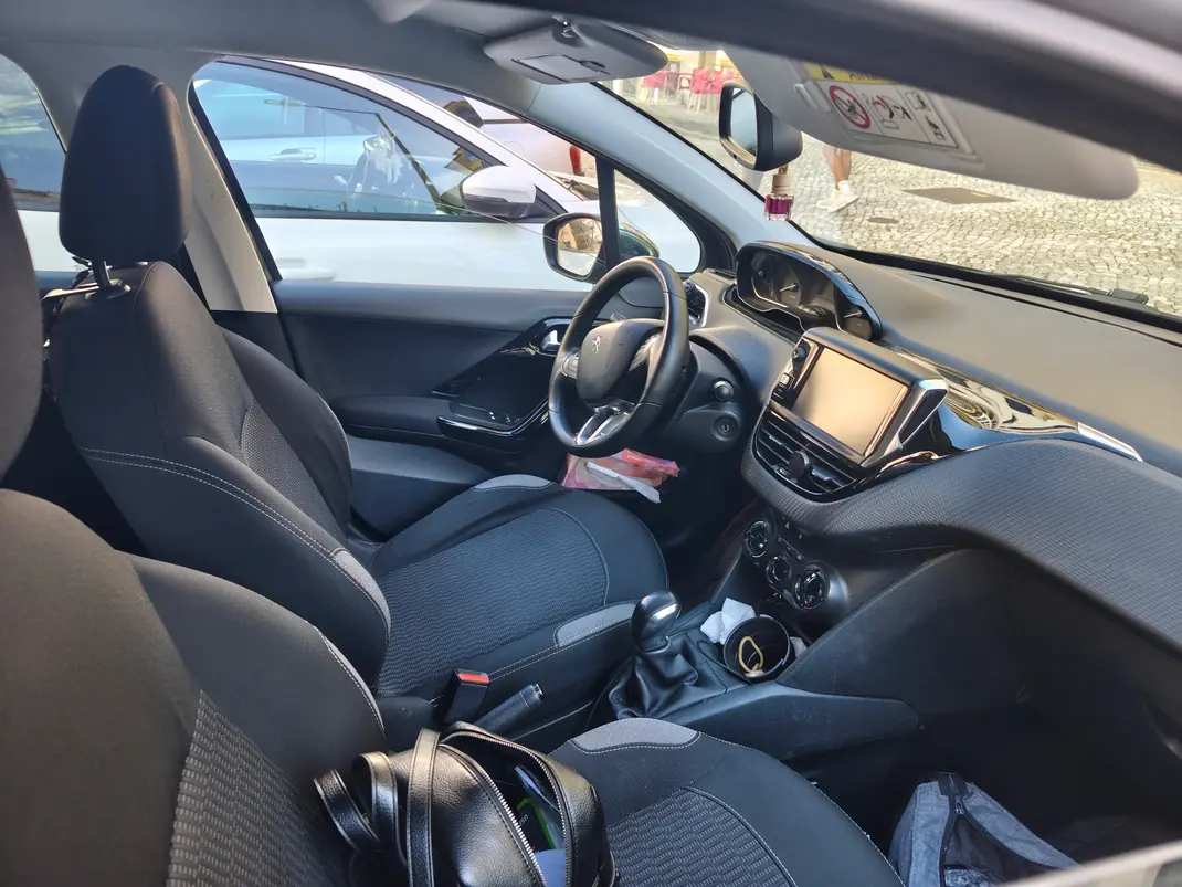 Peugeot 208 2016 - 8000 EUR, 90000 km - AUTO.MOTO.pt - 90000km - foto 7 de 8