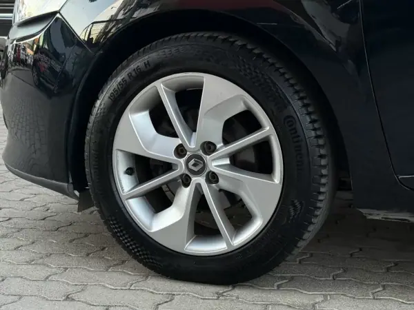 Renault Clio 2018 - 11950 EUR, 88000 km - AUTO.MOTO.pt - 88000km - foto 10 de 15