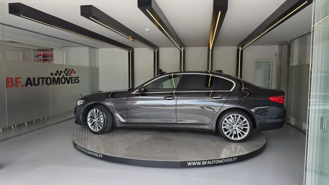 BMW 530 2017 - 21900 EUR, 230206 km - AUTO.MOTO.pt - 230206km - foto 14 de 58