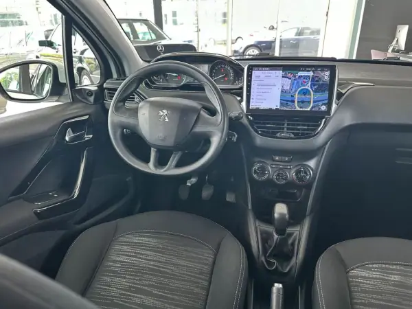 Peugeot 208 2018 - 11990 EUR, 141744 km - AUTO.MOTO.pt - 141744km - foto 10 de 21
