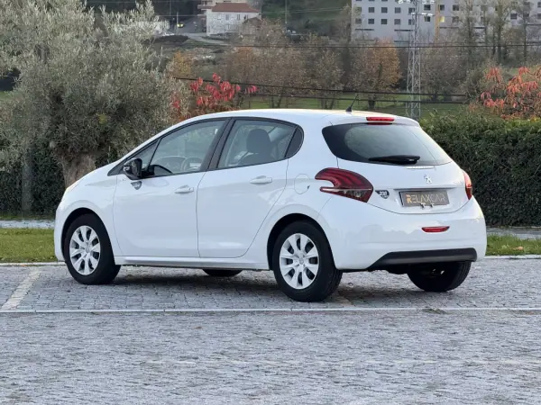 Peugeot 208 2016 - 7500 EUR, 121000 km - AUTO.MOTO.pt - 121000km - foto 8 de 20