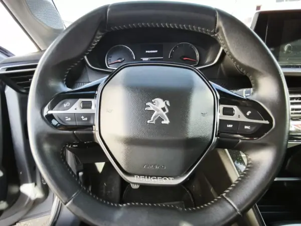 Peugeot 208 2022 - 13900 EUR, 64557 km - AUTO.MOTO.pt - 64557km - foto 9 de 15