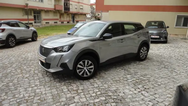 Peugeot e-2008 2023 - 18750 EUR, 81638 km - AUTO.MOTO.pt - 81638km - foto 8 de 20
