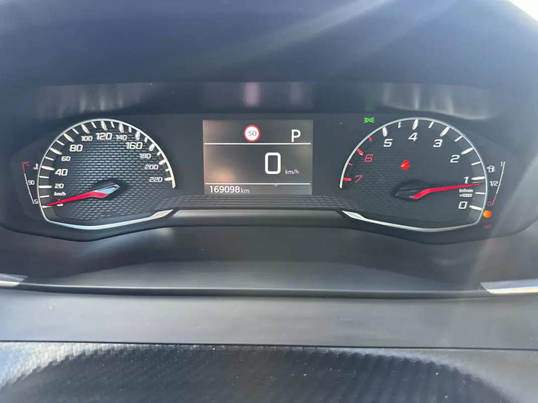 Peugeot 2008 2021 - 16900 EUR, 169000 km - 169000km - foto 31 de 59