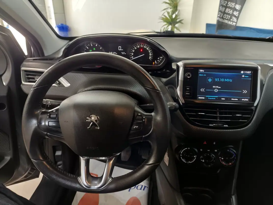 Peugeot 208 2018 - 9850 EUR, 48000 km - AUTO.MOTO.pt - 48000km - foto 11 de 23