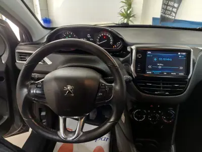 Peugeot 208 2018 - 9850 EUR, 48000 km - AUTO.MOTO.pt - 48000km - foto 11 de 23