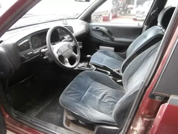 Volkswagen Passat 1994 - 2250 EUR, 333645 km - AUTO.MOTO.pt - 333645km - foto 8 de 13