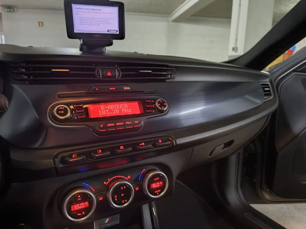 Alfa Romeo Giulietta 2013 - 11500 EUR, 140000 km - AUTO.MOTO.pt - 140000km - foto 9 de 14