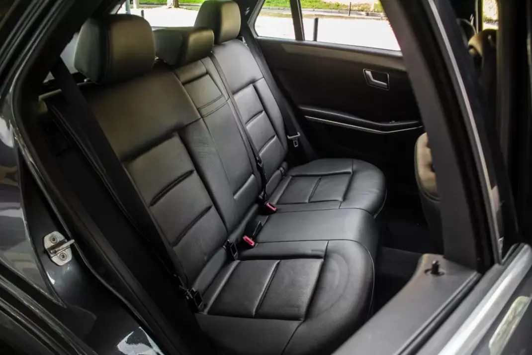 Mercedes-Benz E 300 2015 - 15990 EUR, 256669 km - AUTO.MOTO.pt - 256669km - foto 30 de 36