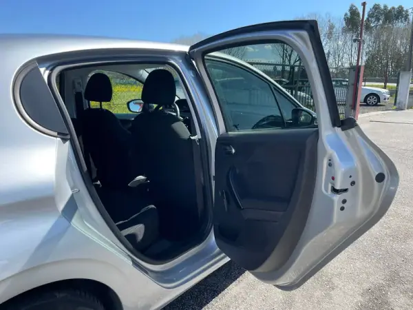 Peugeot 208 2018 - 10250 EUR, 88200 km - AUTO.MOTO.pt - 88200km - foto 11 de 17