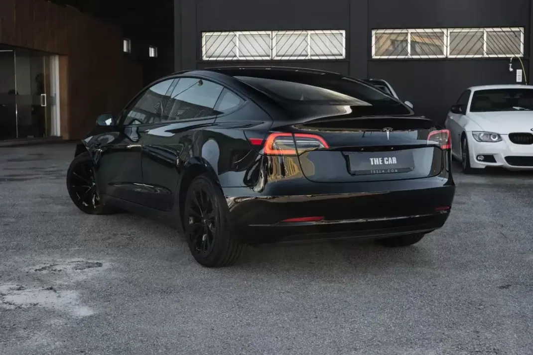 Tesla Model 3 2023 - 32900 EUR, 77000 km - AUTO.MOTO.pt - 77000km - foto 2 de 26