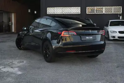 Tesla Model 3 2023 - 32900 EUR, 77000 km - AUTO.MOTO.pt - 77000km - foto 2 de 26