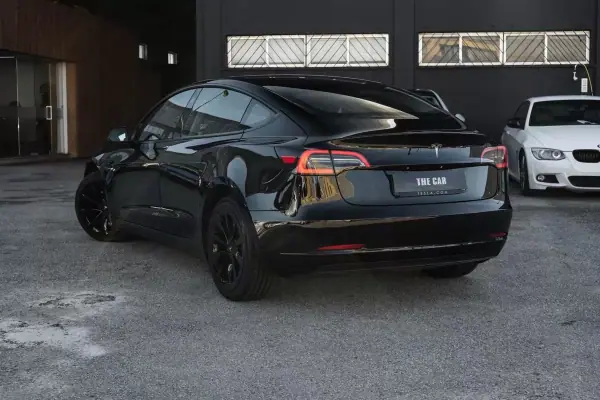 Tesla Model 3 2023 - 32900 EUR, 77000 km - AUTO.MOTO.pt - 77000km - foto 2 de 26