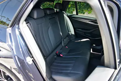 BMW 530e 2022 - 44900 EUR, 52332 km - AUTO.MOTO.pt - 52332km - foto 26 de 46