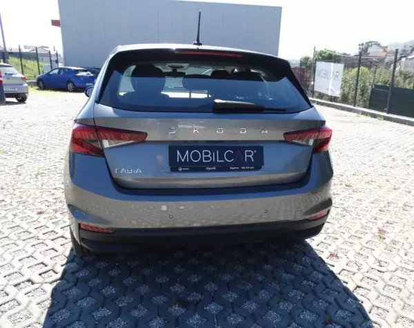 Skoda Fabia 2023 - 13890 EUR, 42937 km - AUTO.MOTO.pt - 42937km - foto 23 de 24