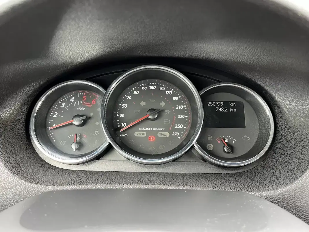 Renault Mégane Sport Tourer 2014 - 7750 EUR, 250000 km - AUTO.MOTO.pt - 250000km - foto 15 de 47