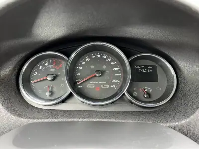 Renault Mégane Sport Tourer 2014 - 7750 EUR, 250000 km - AUTO.MOTO.pt - 250000km - foto 15 de 47