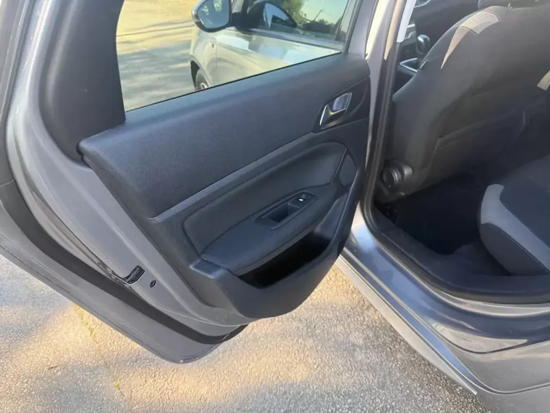 Peugeot 308 SW 2016 - 9450 EUR, 192000 km - AUTO.MOTO.pt - 192000km - foto 11 de 24