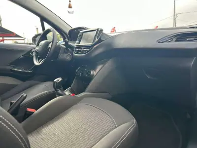 Peugeot 208 2018 - 12990 EUR, 92000 km - AUTO.MOTO.pt - 92000km - foto 7 de 14