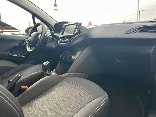 Peugeot 208 2018 - 12990 EUR, 92000 km - AUTO.MOTO.pt - 92000km - foto 7 de 14