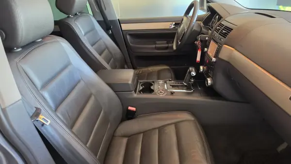Volkswagen Touareg 2006 - 13900 EUR, 262462 km - AUTO.MOTO.pt - 262462km - foto 57 de 60