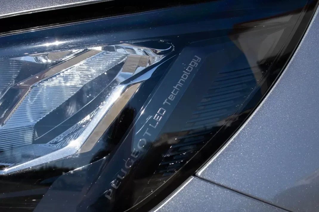 Peugeot 208 2023 - 16999 EUR, 96737 km - AUTO.MOTO.pt - 96737km - foto 10 de 34